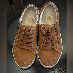 Revitalign Suede Sneakers Size 6.5 Earth Brown